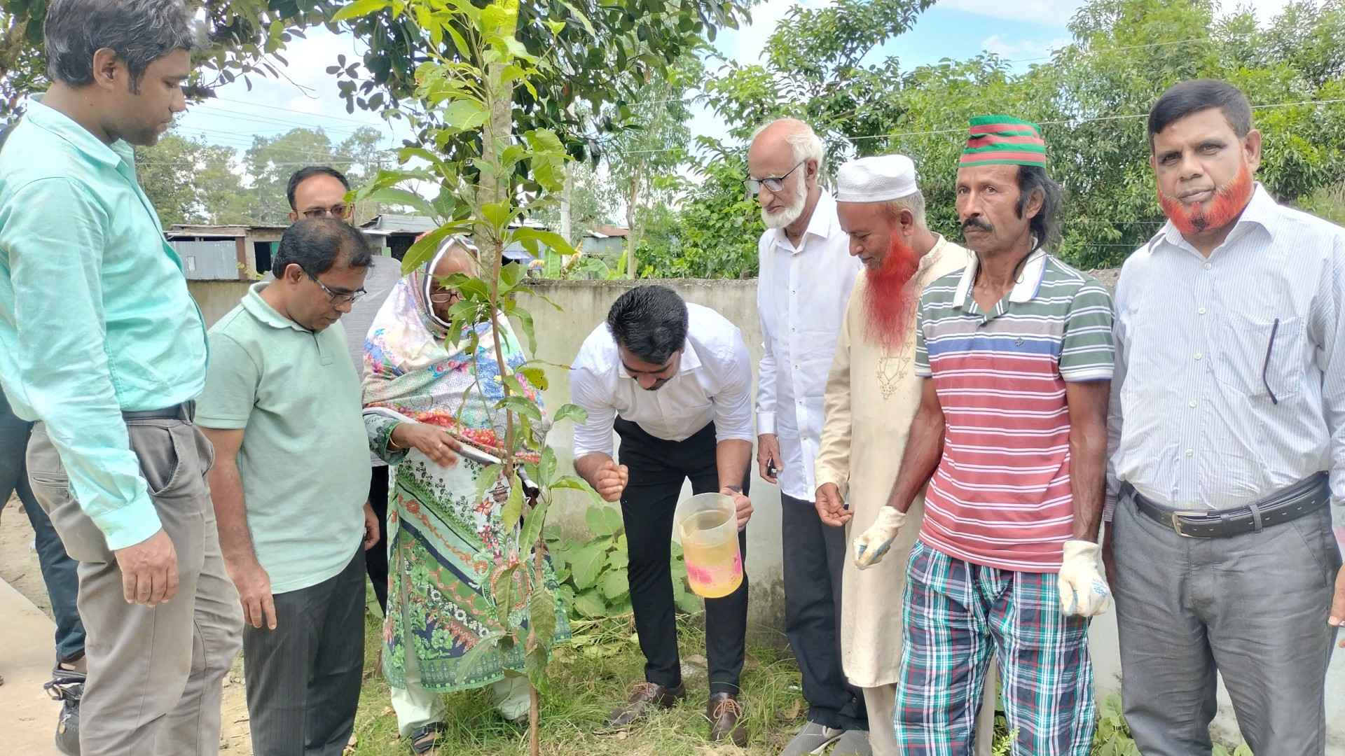 হাওড়ে শতাধিক গাছের চারা রোপণ ও ৩ শতাধিক তালের বীজ বিতরণ