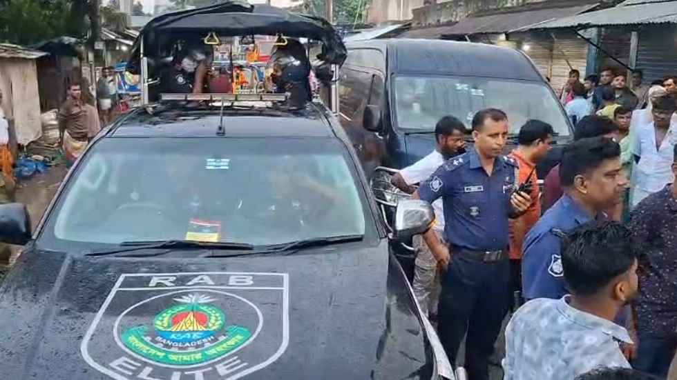 ব্যবসায়ী আটক: প্রতিবাদে র্যাবের গাড়ি আটকিয়ে স্থানীয়দের বিক্ষোভ