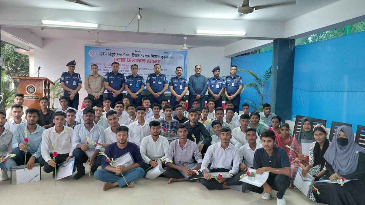 গাজীপুরে ১২০ টাকায় পুলিশে চাকরি পেলেন ৪৭ জন