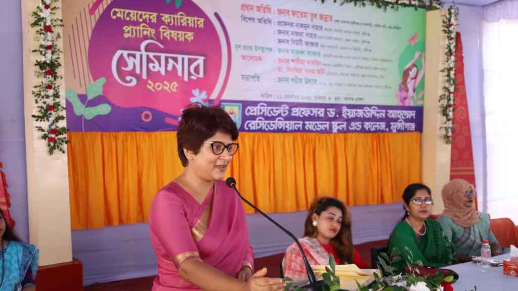 মেয়েদের নানামুখী উদ্যোগী হওয়ার আহ্বান জানালেন জেলা প্রশাসক