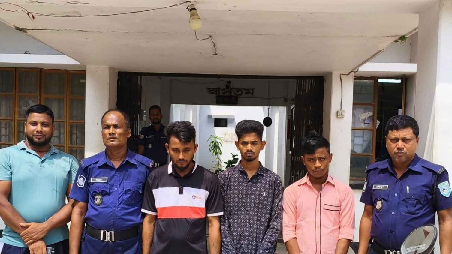 চোরাই মোটরসাইকেলসহ ধরা খেলো ‘জুলাই যোদ্ধা’ ও সহযোগীরা