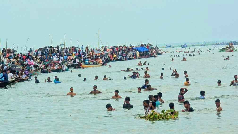 চলনবিলে নৌকা বাইচ দেখতে হাজারও মানুষের ঢল