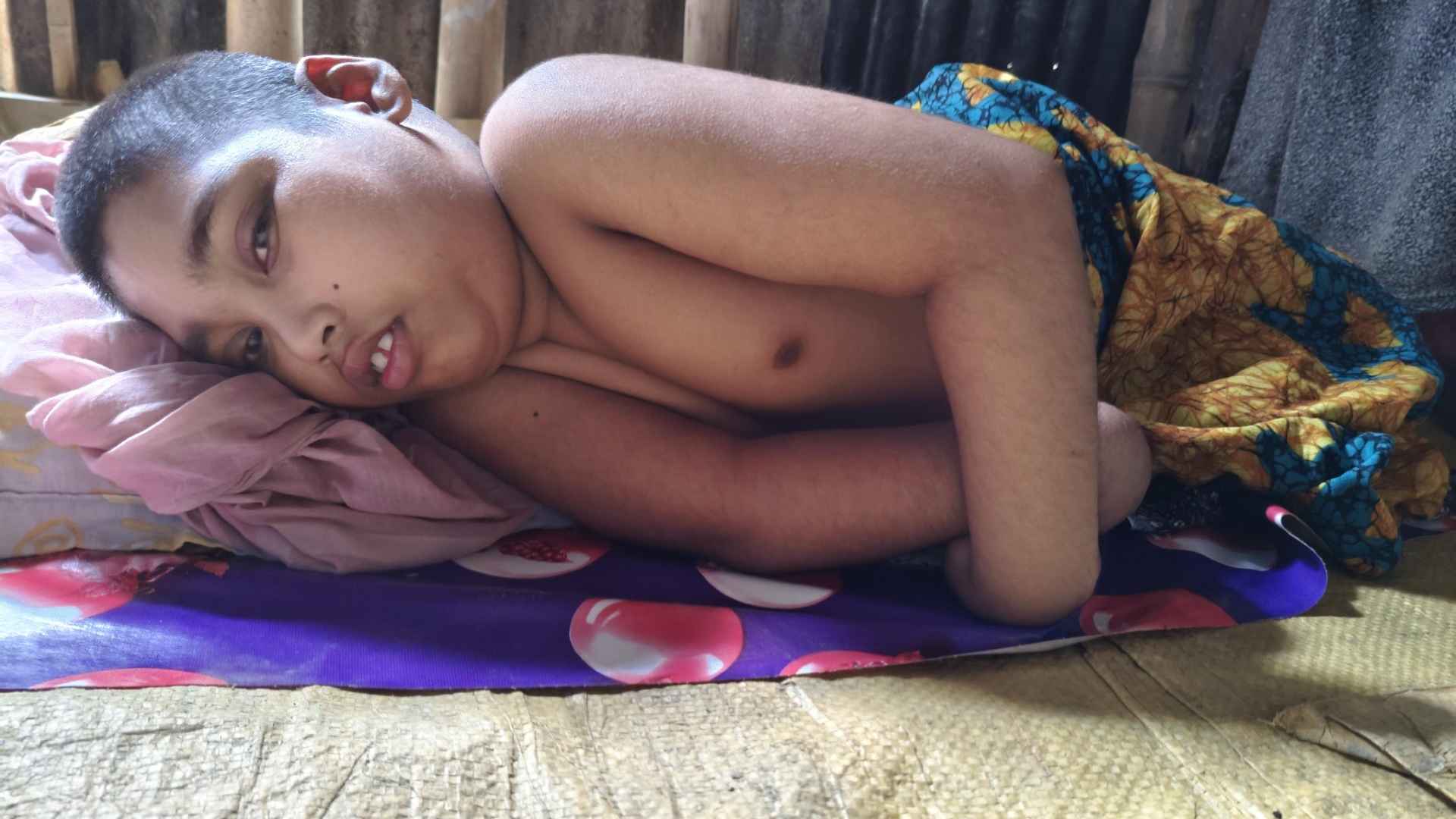 প্রতিবন্ধী ছেলের জন্য হুইলচেয়ারের আকুতি