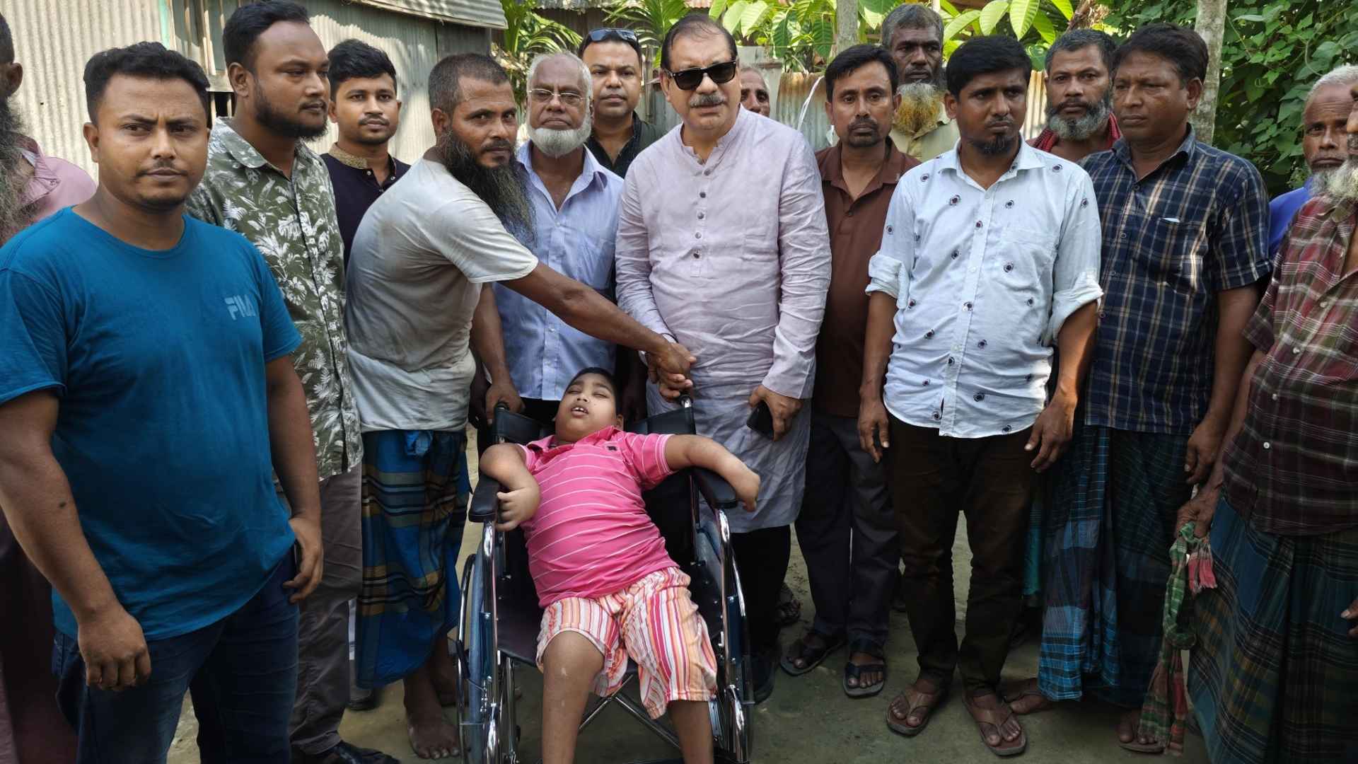 ঢাকামেইলে সংবাদ প্রকাশে হুইলচেয়ার পেল প্রতিবন্ধী মনির