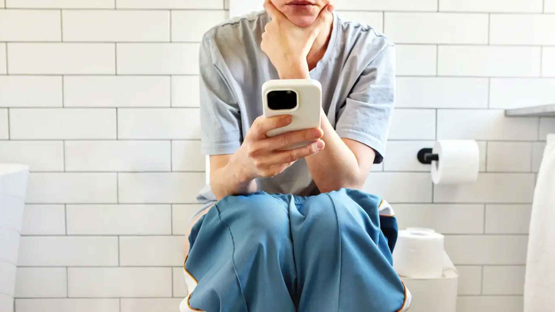 টয়লেটে ফোন ব্যবহার করলে হয় এই মারাত্মক রোগ