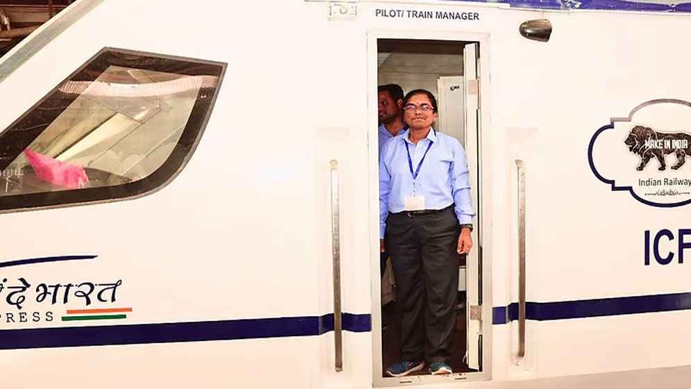 অবসর নিচ্ছেন এশিয়ার প্রথম নারী ট্রেনচালক