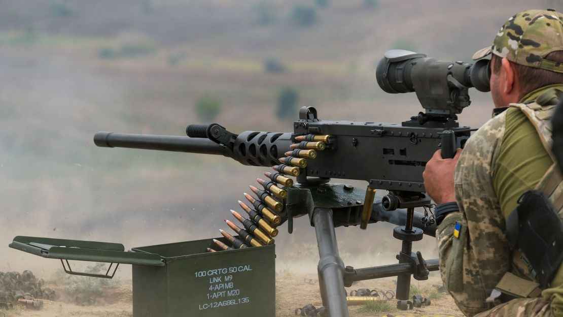 অবশেষে ইউক্রেনে অস্ত্র পাঠানোর অনুমতি দিলেন ট্রাম্প