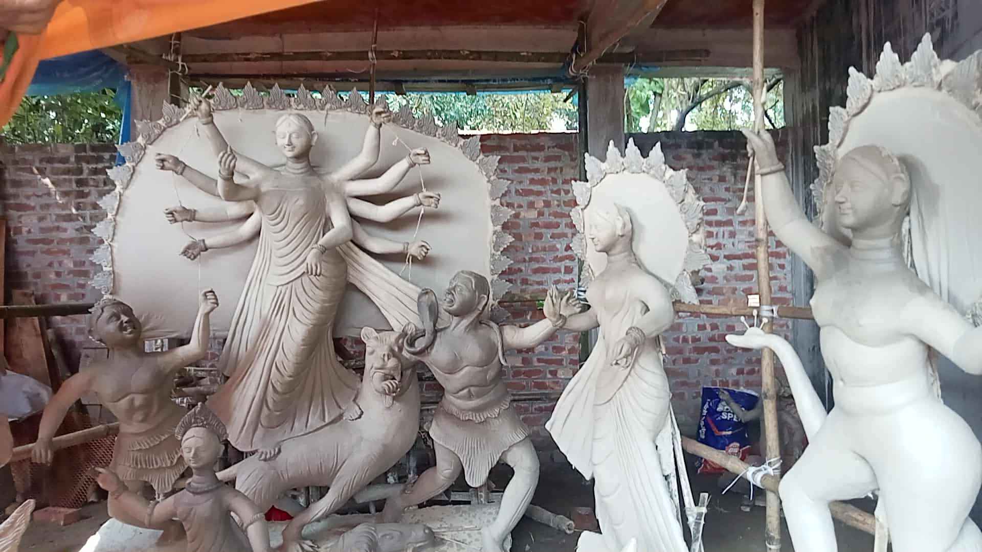 গাইবান্ধায় ৫৮৭ মণ্ডপে দুর্গাপূজার প্রস্তুতি