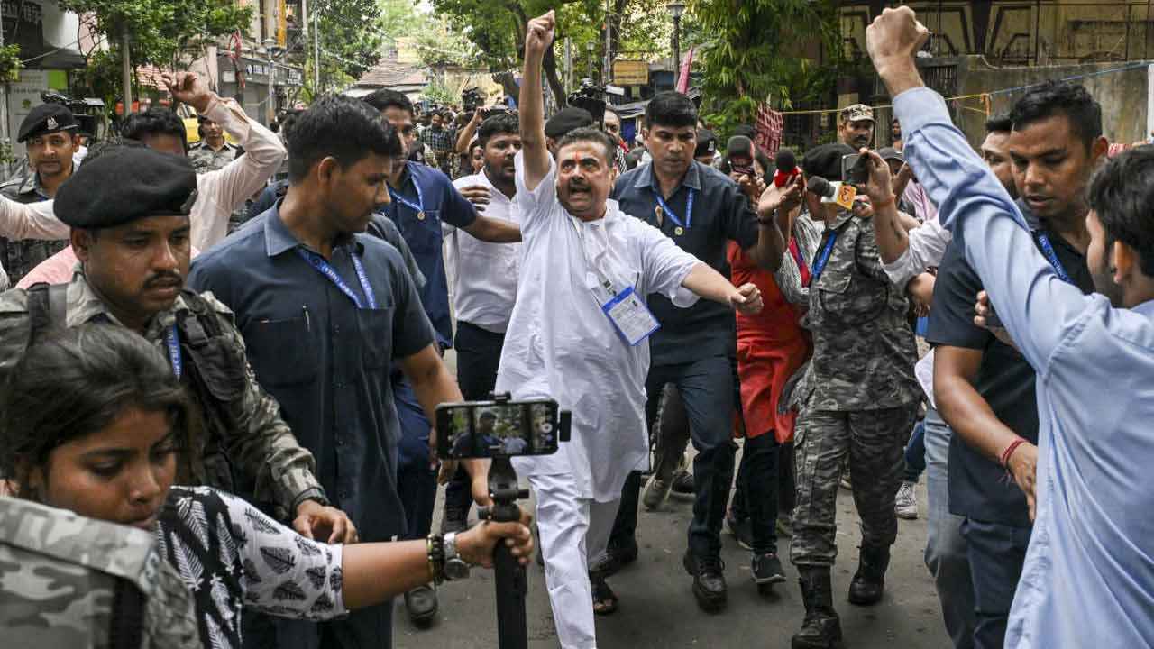 তৃণমূল কর্মীদের দিকে তেড়ে গেলেন শুভেন্দু