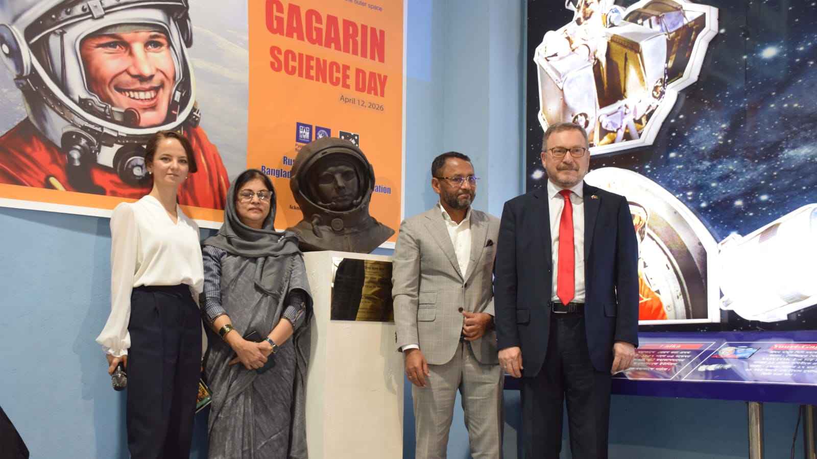 ঢাকা দেখছে গ্যাগারিনকে!