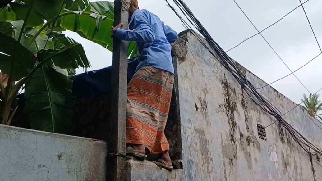 চাঁদা না দেওয়ায় রাস্তা বন্ধের অভিযোগ, মই বেয়ে চলাচলে ভোগান্তি
