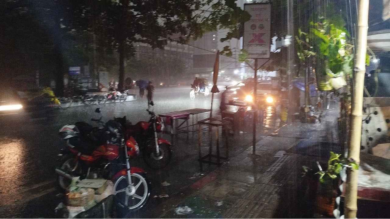 তপ্ত ঢাকায় স্বস্তি ফেরাল বৃষ্টি