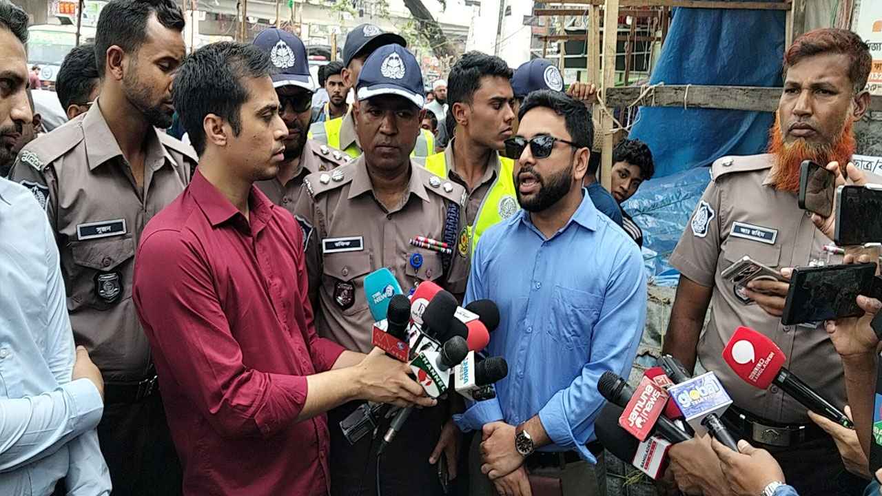 ফার্মগেটে সড়ক থাকা দোকান নিয়ে ব্যবসায়ীদের সরে যাওয়ার অনুরোধ