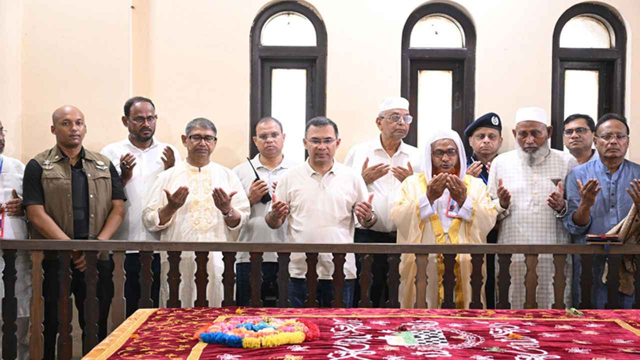 মওলানা আবদুল হামিদ খান ভাসানীর কবর জিয়ারত করলেন প্রধানমন্ত্রী