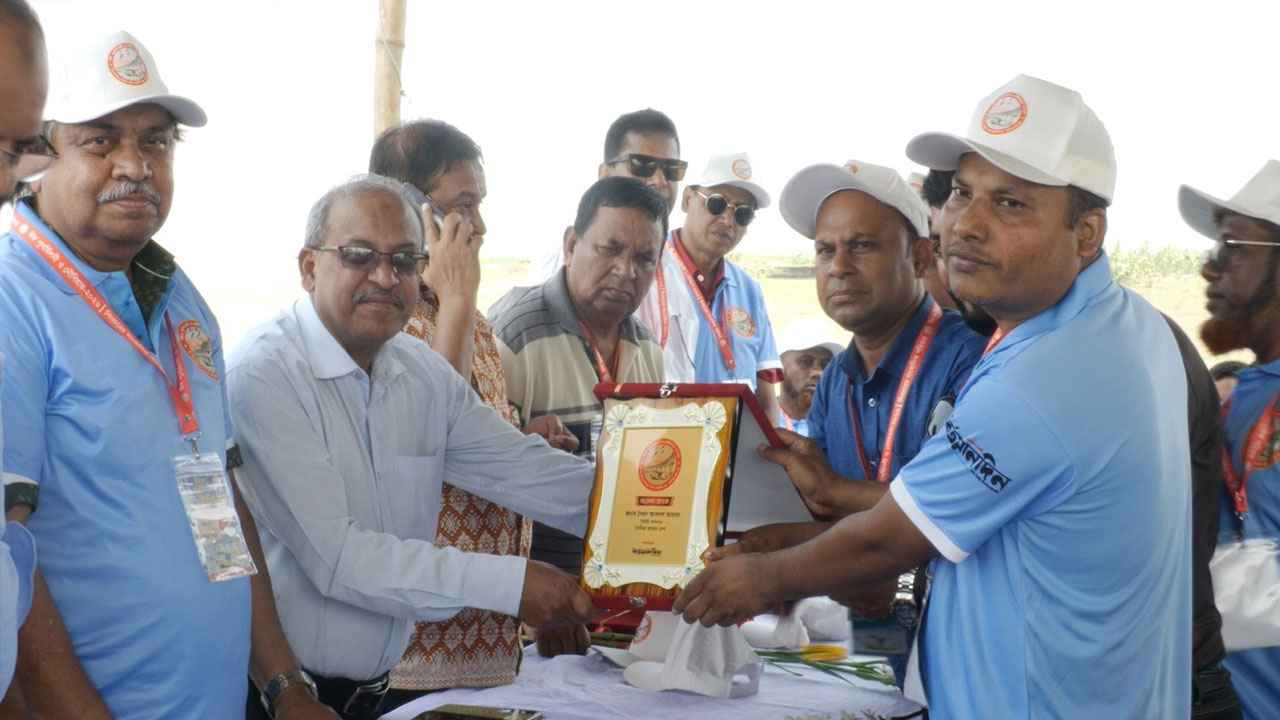 পদ্মার চরে নৌভ্রমণে সম্পাদকরা, চরাঞ্চলের মানুষের পাশে থাকার আশ্বাস