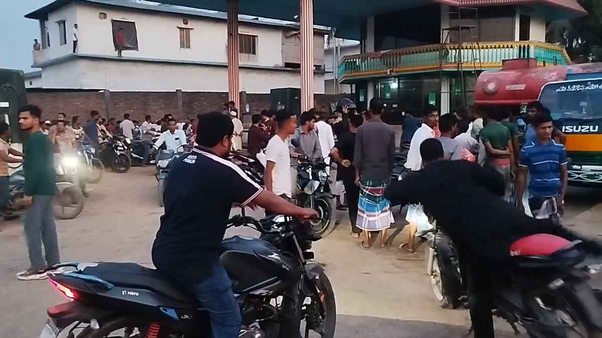 নোয়াখালীতে তেল নেওয়াকে কেন্দ্র করে সংঘর্ষ, আহত ৩