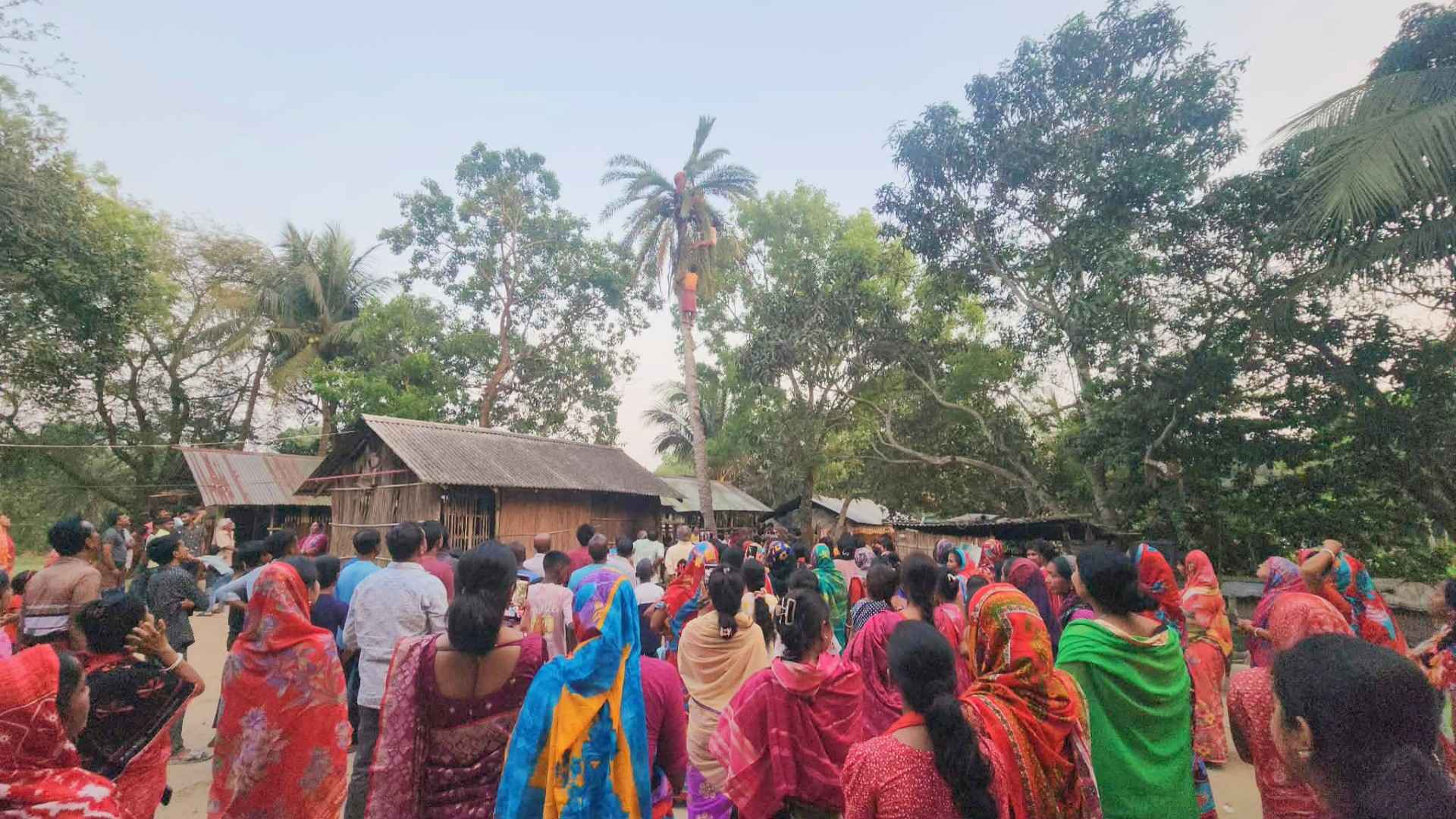 নড়াইলে মহাদেব শিবকে তুষ্ট করতে খেজুর সন্ন্যাসী পূজা