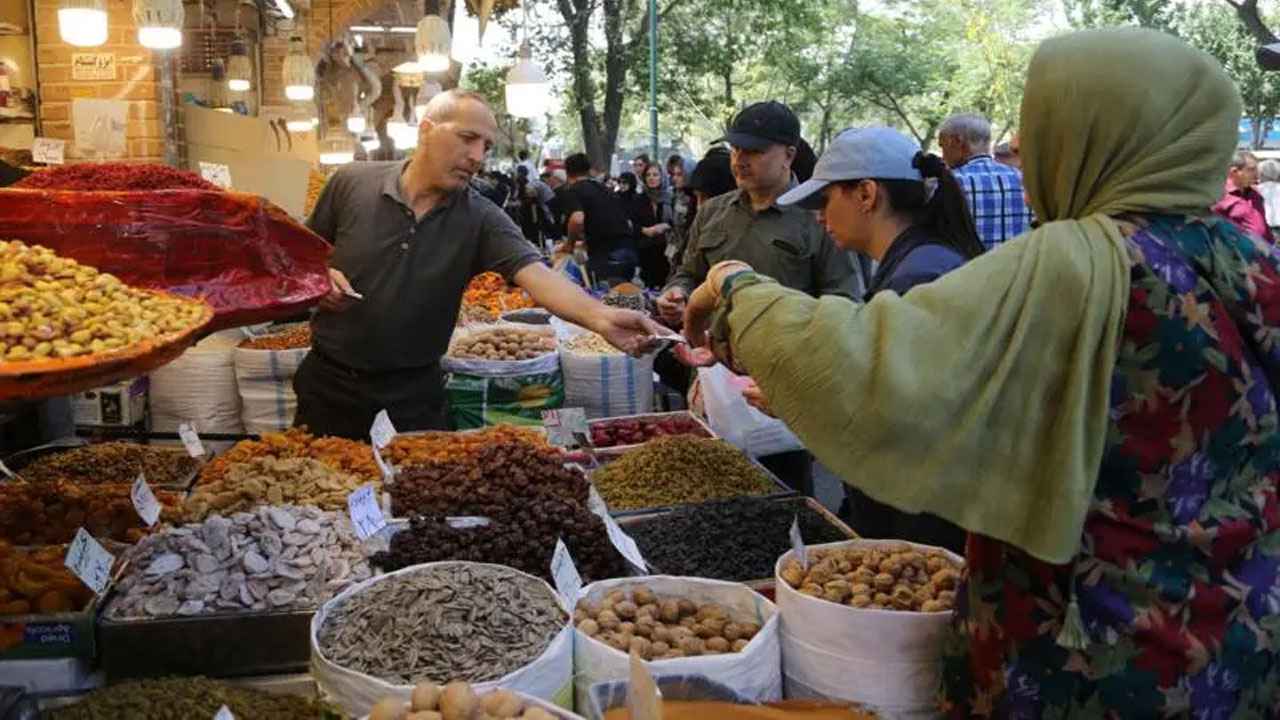 নাগরিকদের সরকারি জামানতে ‘বাকিতে কেনাকাটার’ সুযোগ দিলো ইরান