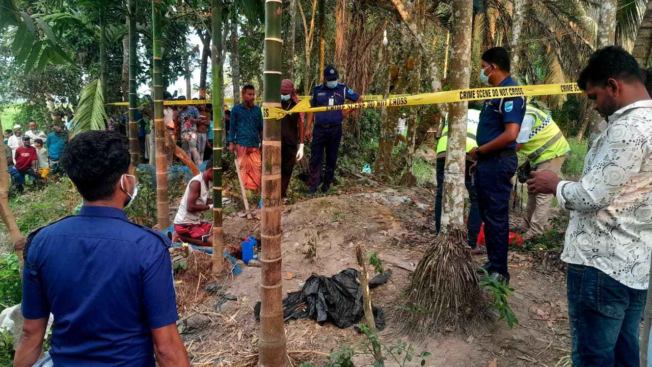 পুরোনো কবরে লুকানো লাশ, ২৬ দিন পর বেরিয়ে এলো হত্যার রহস্য!