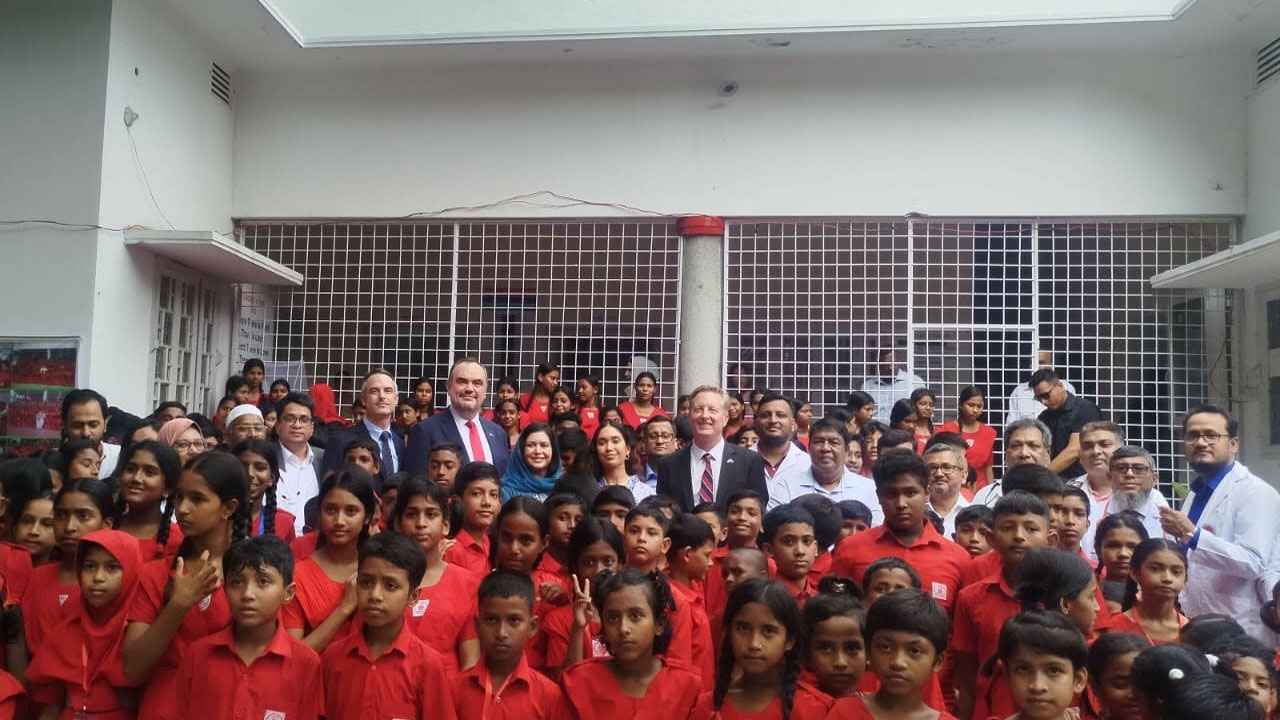 ‘সুরভি স্কুলে’ মার্কিন বিশেষ দূত, শিশু কল্যাণে সহযোগিতার আশ্বাস