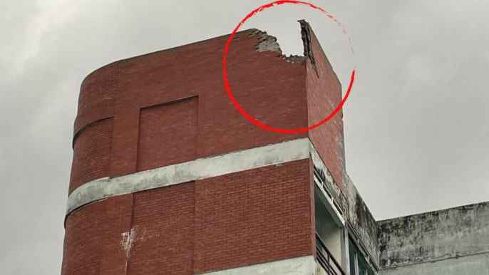 রাঙ্গাবালীতে বজ্রপাতে ভাঙল জেলা পরিষদ ডাকবাংলোর দেয়াল