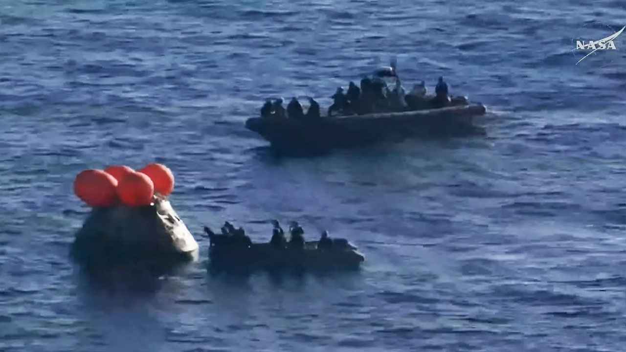 পৃথিবীতে ফেরার পর চার নভোচারীকে নেওয়া হয়েছে জাহাজে