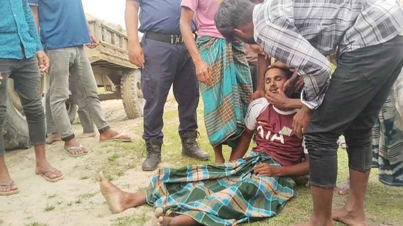 অবৈধভাবে বালু উত্তোলনে জরিমানা, ঘটনাস্থলেই অজ্ঞান অভিযুক্ত