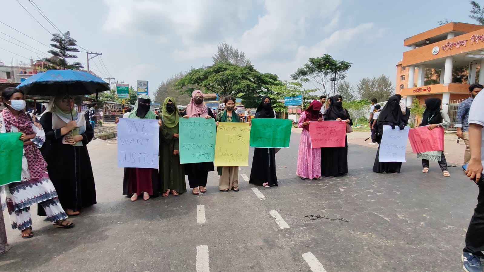 সড়ক দুর্ঘটনায় ববি শিক্ষার্থী আহত, ৩ ঘণ্টা মহাসড়ক সড়ক অবরোধ