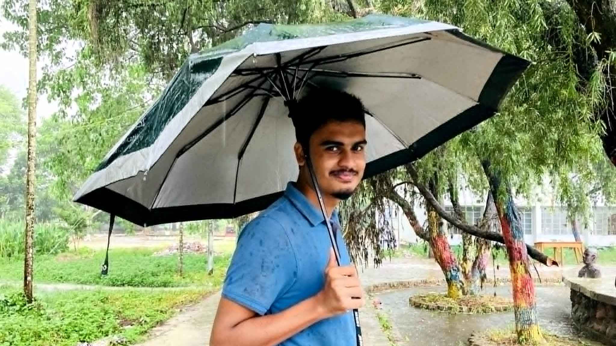 রোদ-বৃষ্টি ছাপিয়ে ছাতার পথচলা