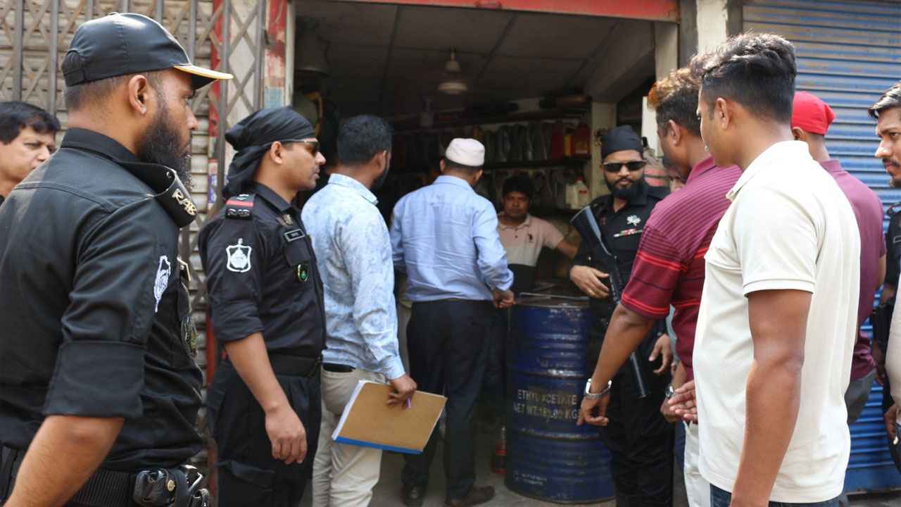 ‎আগারগাঁও থেকে ২৯৬ লিটার অকটেন-ডিজেল জব্দ করেছে পুলিশ