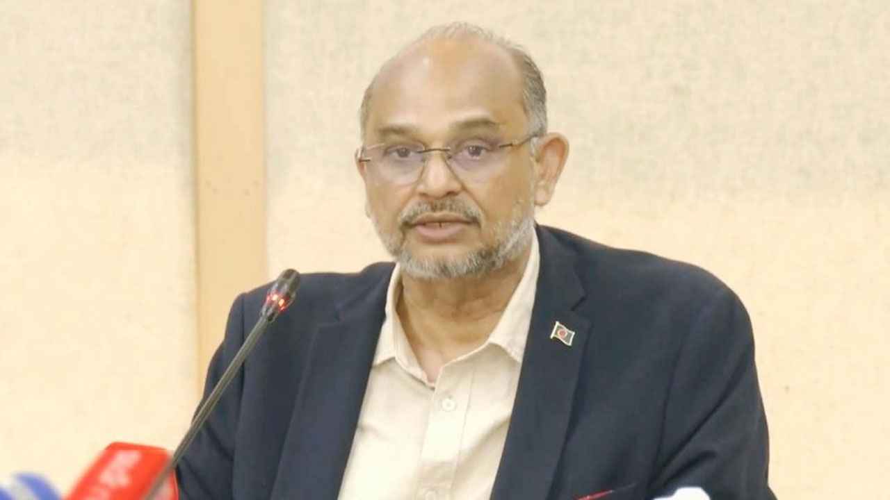 সরকারি কর্মকর্তাদের সরাসরি পরীক্ষার চ্যালেঞ্জ ছুড়ে দিলেন তিতুমীর