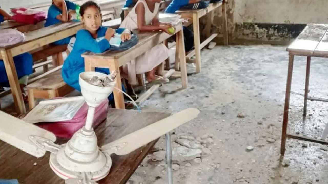 ক্লাস চলাকালে খসে পড়ল ফ্যান-পলেস্তারা