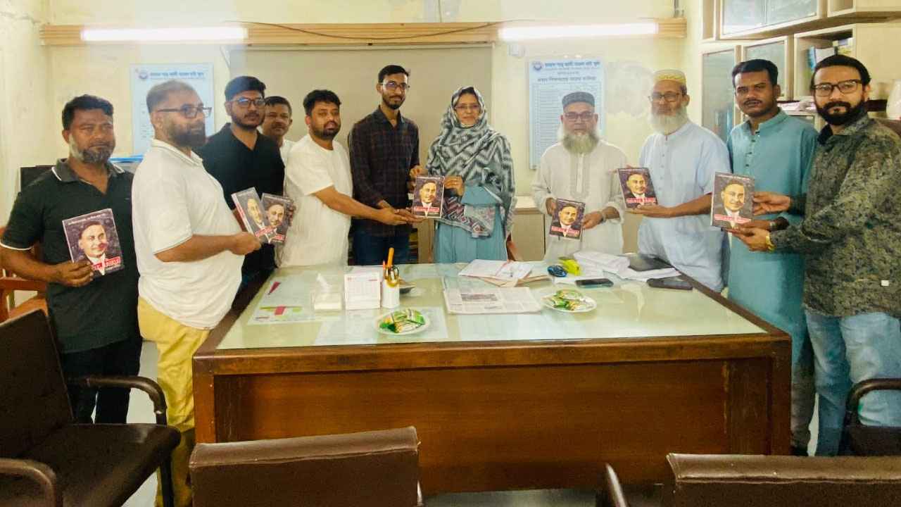 মিরপুরে শিক্ষাপ্রতিষ্ঠানের গ্রন্থাগারে ‘জনতার জিয়া’ বই প্রদান