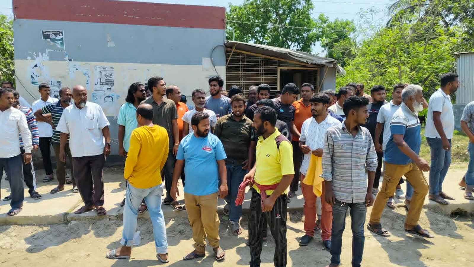 মাসুদ রুমী সেতু: ছাত্রজনতার তোপের মুখে কর্মকর্তাদের টোলপ্লাজা ত্যাগ