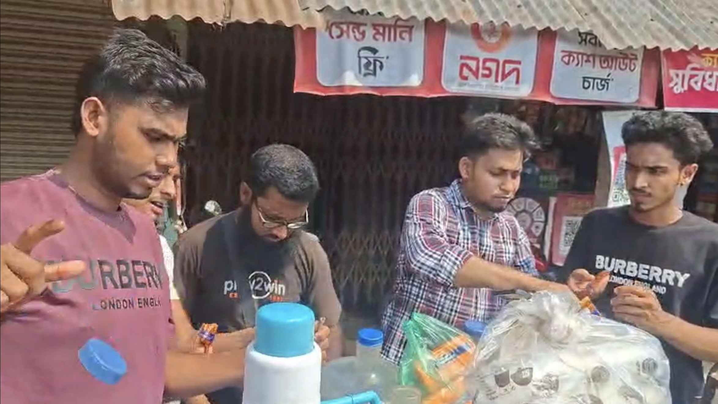 সাতক্ষীরায় তেল নিতে লাইন, তৃষ্ণার্ত চালকদের স্যালাইন পানি দিল ছাত্রদল