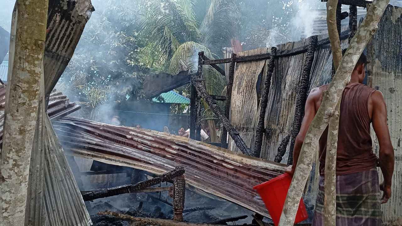মিরসরাইয়ে আগুনে পুড়ল বিধবার ফিতরা-জাকাতের ৫০ হাজার টাকাসহ বসতঘর
