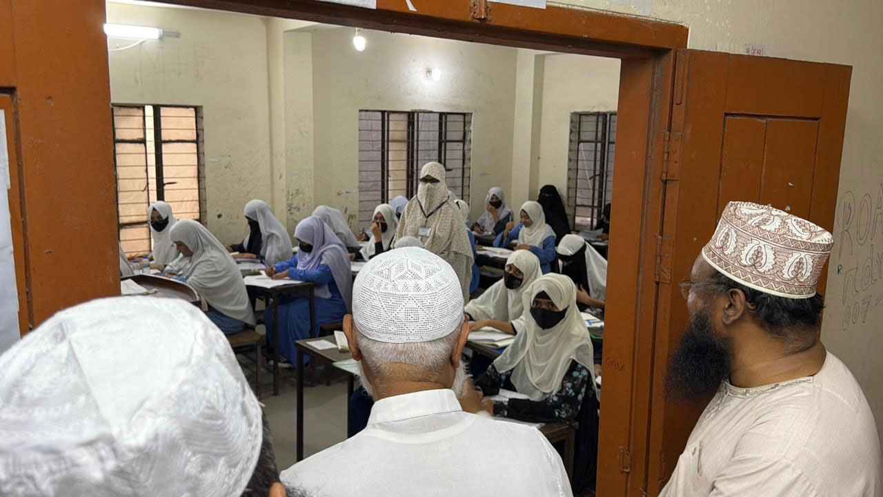 এসএসসি পরীক্ষা কেন্দ্র পরিদর্শনে বিরোধী দলীয় নেতা