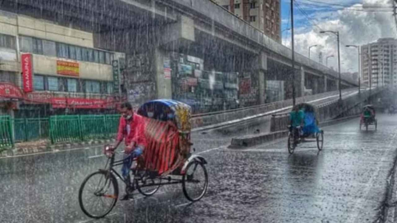 বৃষ্টিতে যাত্রী কম, পরিবহনও কম—তবে বাড়তি ভাড়ায় ভোগান্তি