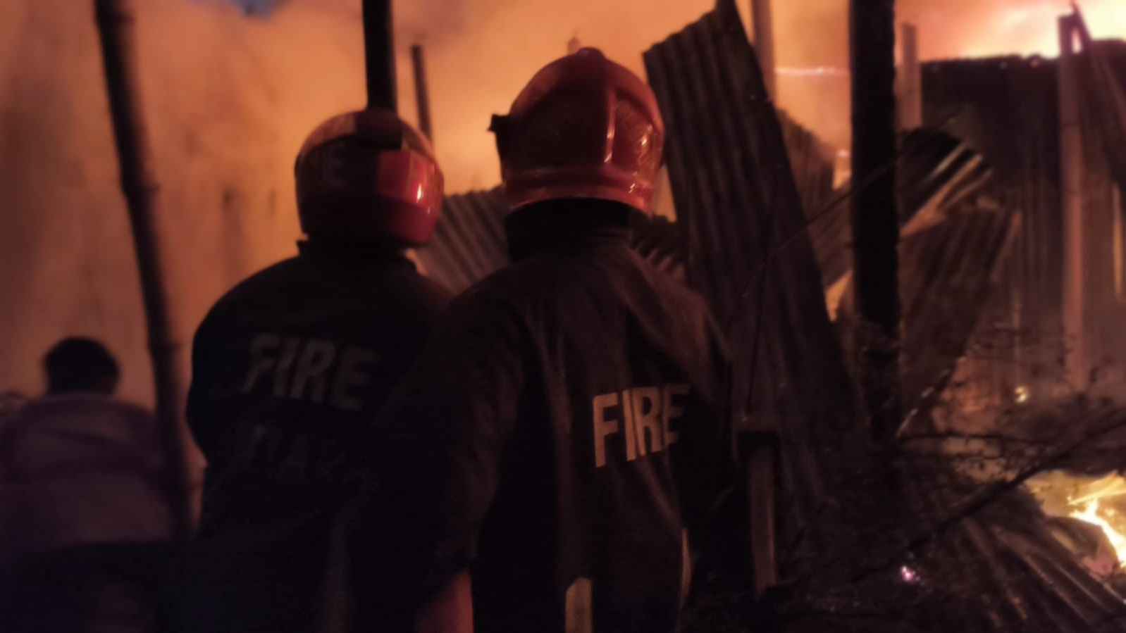 দিয়াবাড়িতে বস্তির আগুনে ৩০টি ঘর পুড়ে ছাই