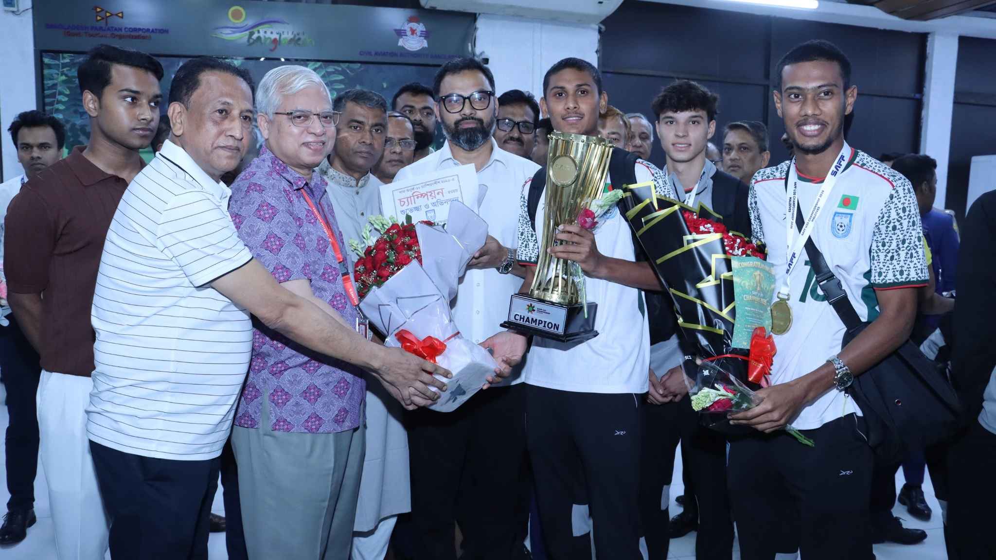 বিমানবন্দর থেকে ছাদখোলা বাসে হাতিরঝিলে সাফজয়ী দল