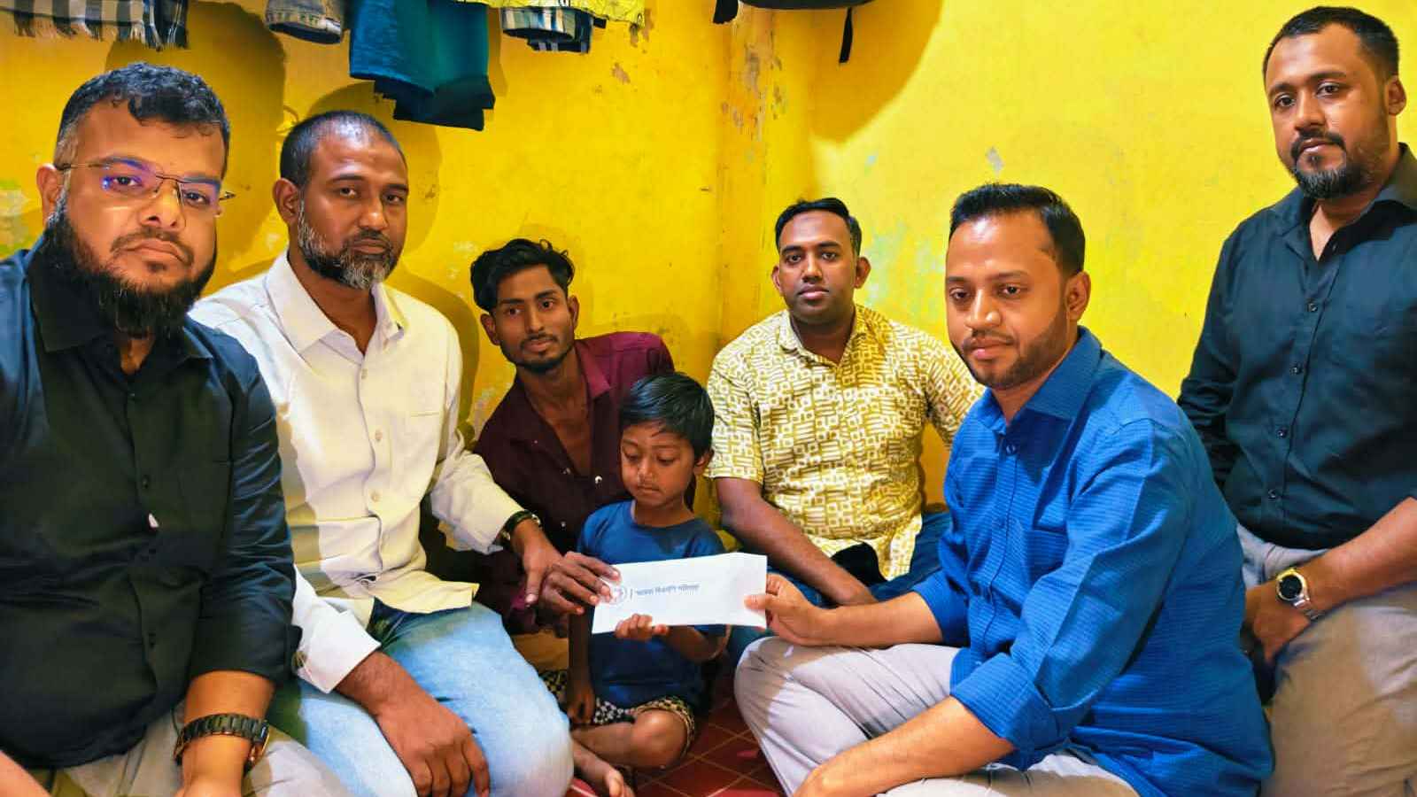 পরিবার সামলানো সেই রাতুল ও পানি বিক্রেতা শাহানুরের পাশে প্রধানমন্ত্রী