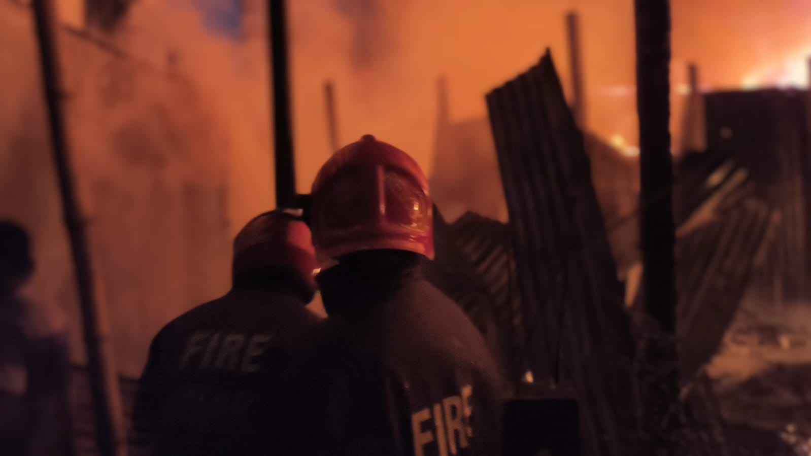 দিয়াবাড়িতে বস্তির আগুন এক ঘণ্টা পর নিয়ন্ত্রণে