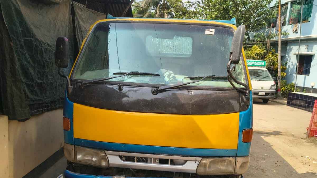 মিরসরাইয়ে ১৫০ ঘনফুট মাটিসহ দুই ট্রাক জব্দ