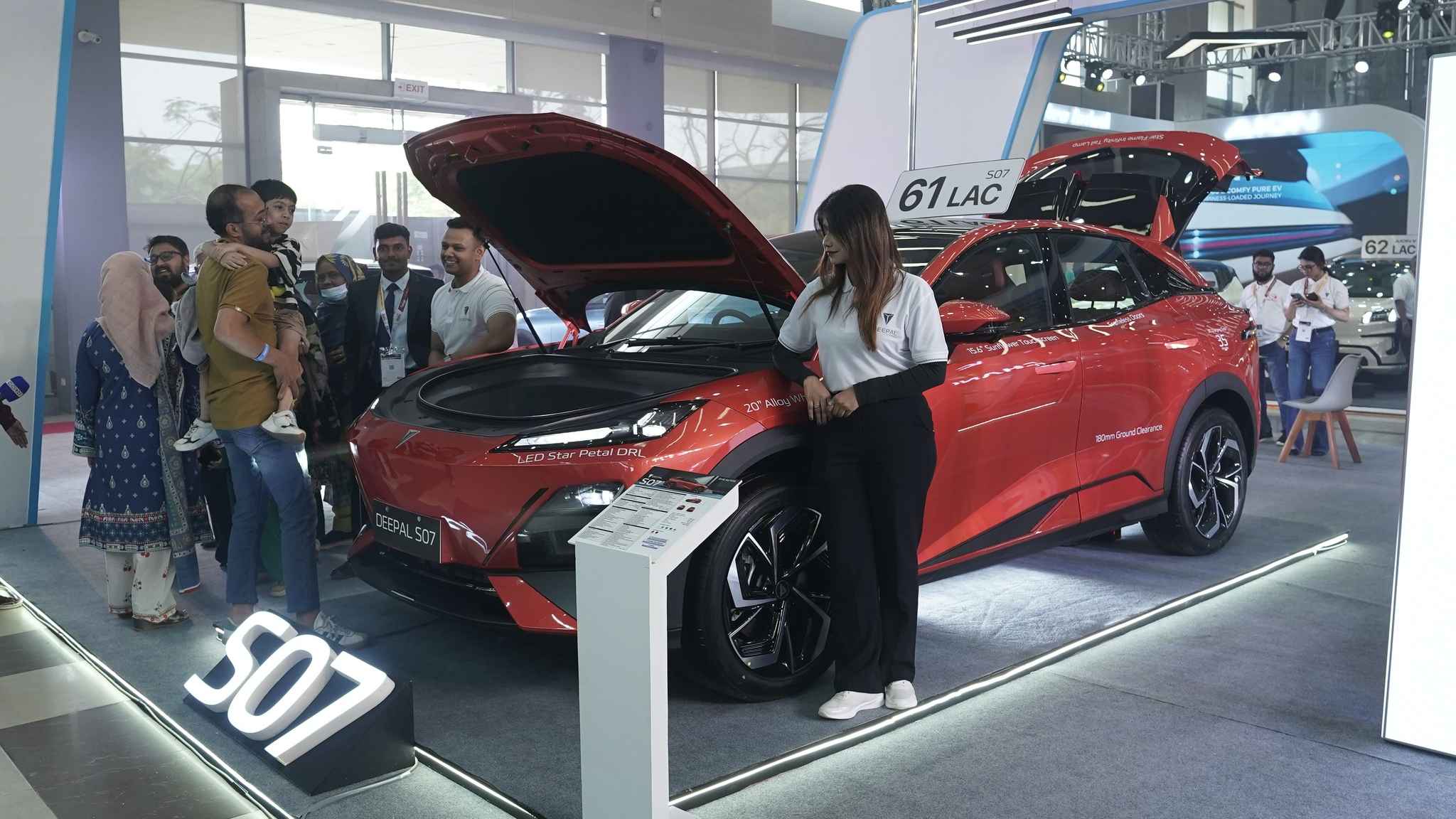 ঢাকায় মোটরগাড়ি ও বাইকের প্রদর্শনী চলছে 