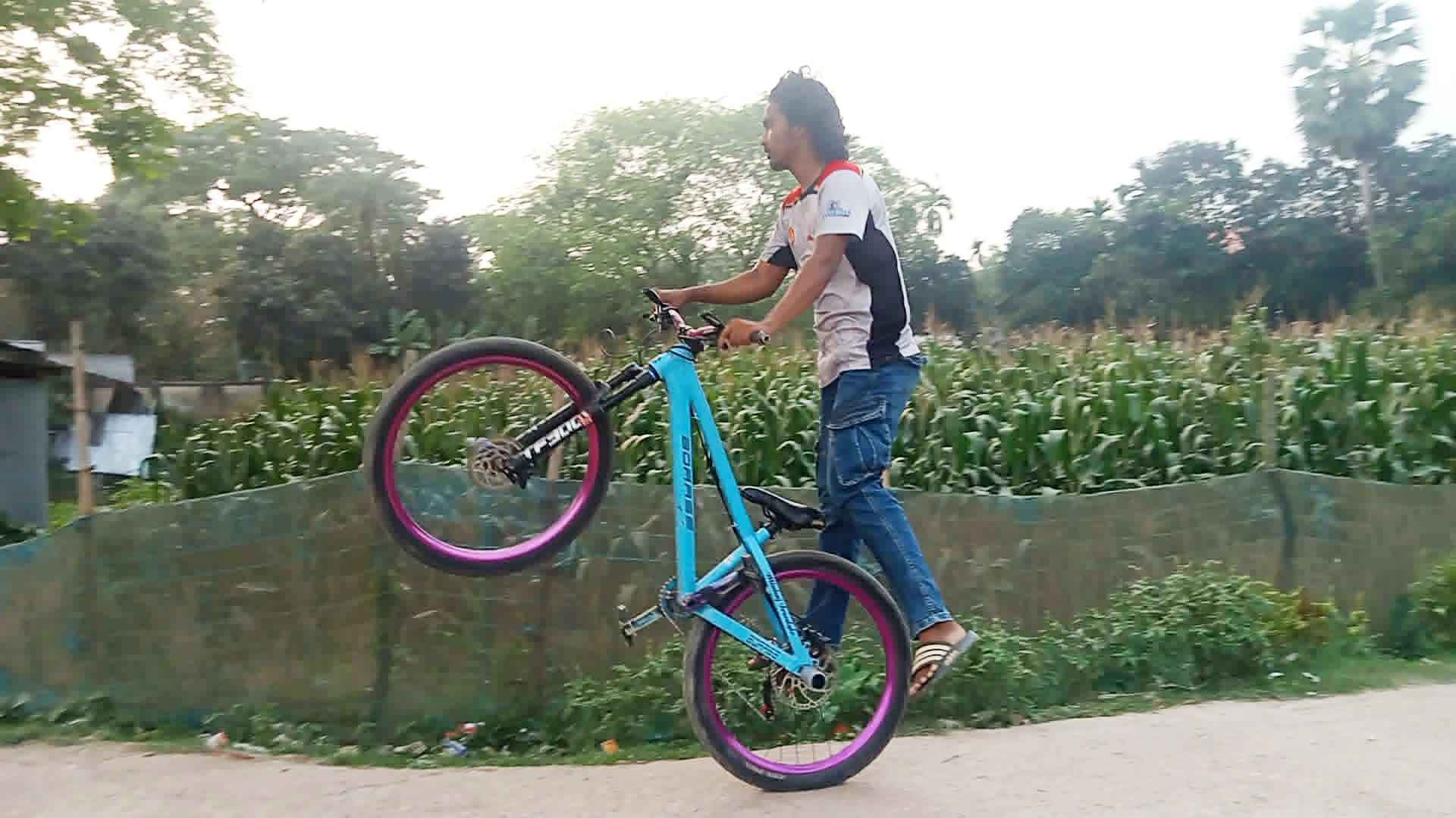 কলেজ শিক্ষার্থীর বাইসাইকেলে বিশেষ দক্ষতা