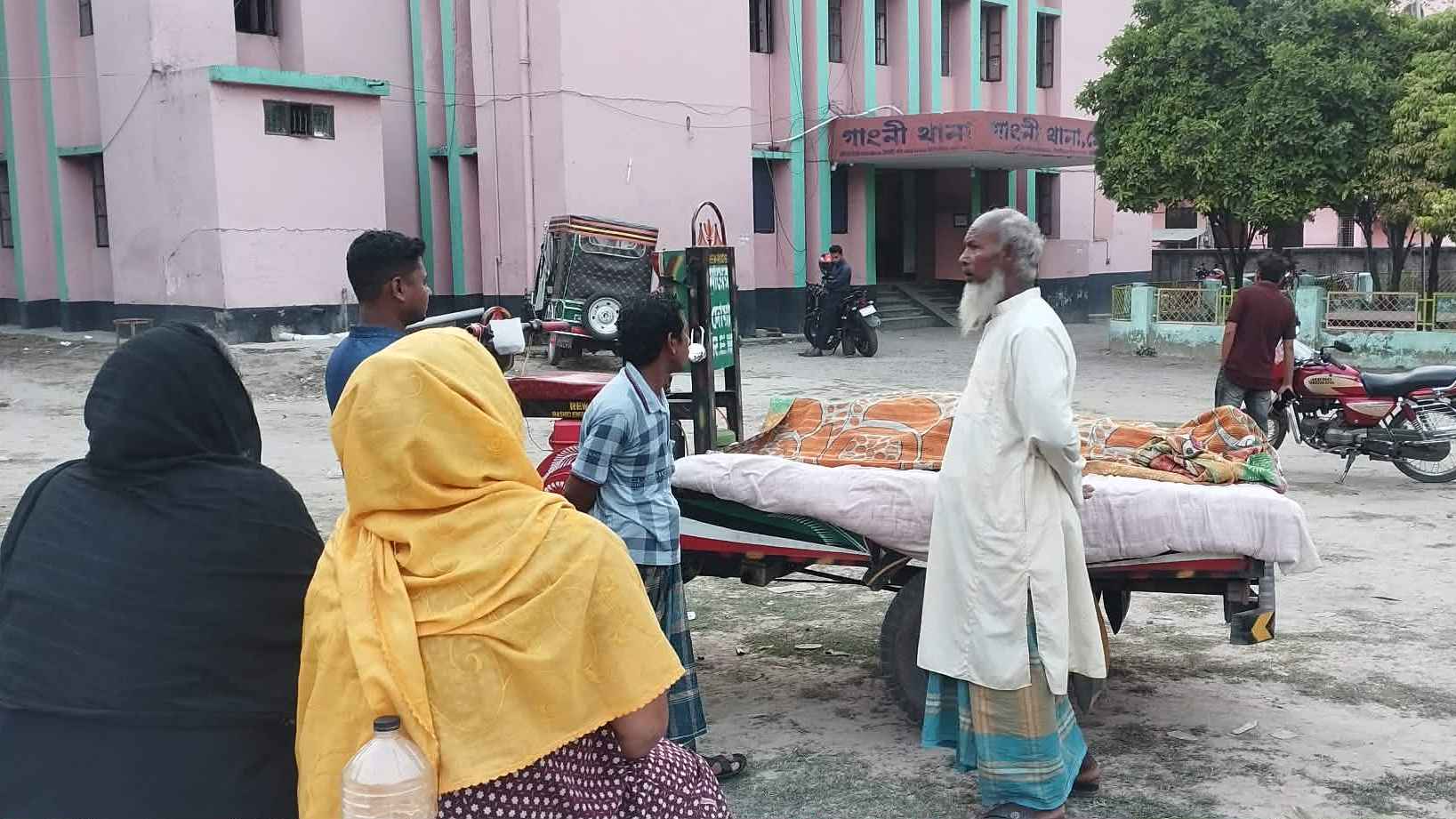 গাংনীতে ট্রলি উল্টে পা বিচ্ছিন্ন, ঢাকা নেওয়ার পথে শ্রমিকের মৃত্যু