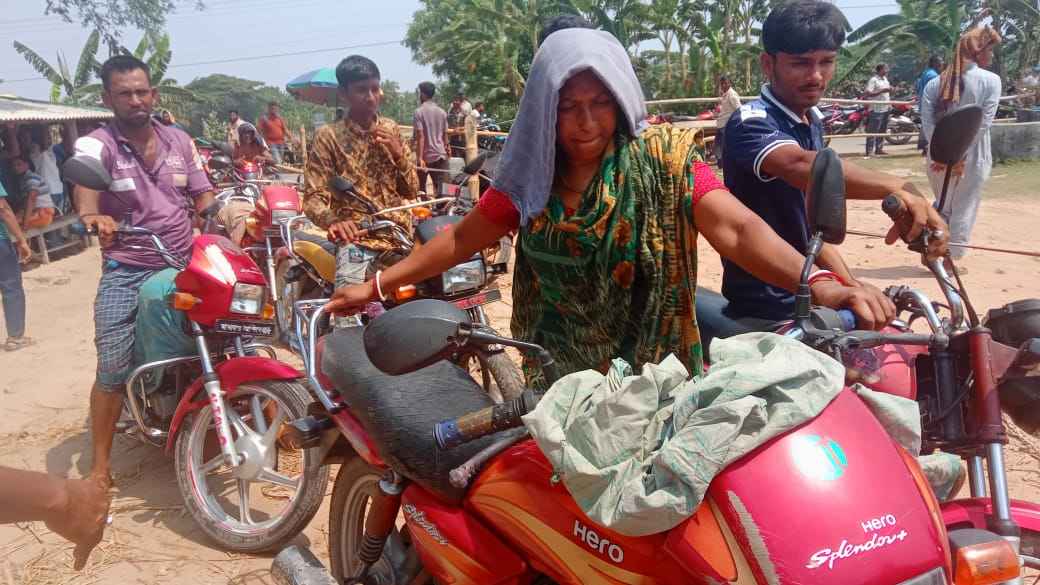 সাতক্ষীরার ছেলের গাড়ীর পেট্রোল নিতে দীর্ঘ লাইনে মা