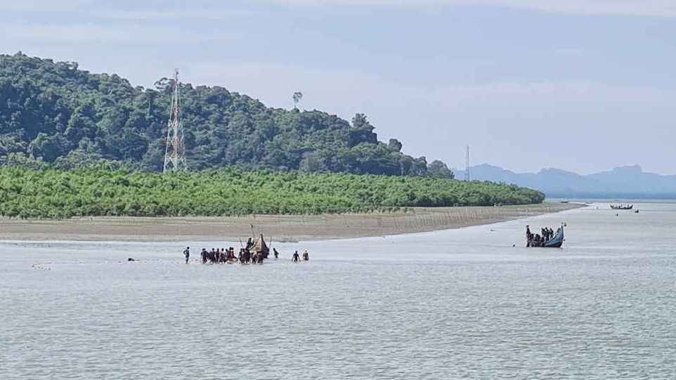 নাফ নদীতে ভাসমান রোহিঙ্গার মরদেহ উদ্ধার