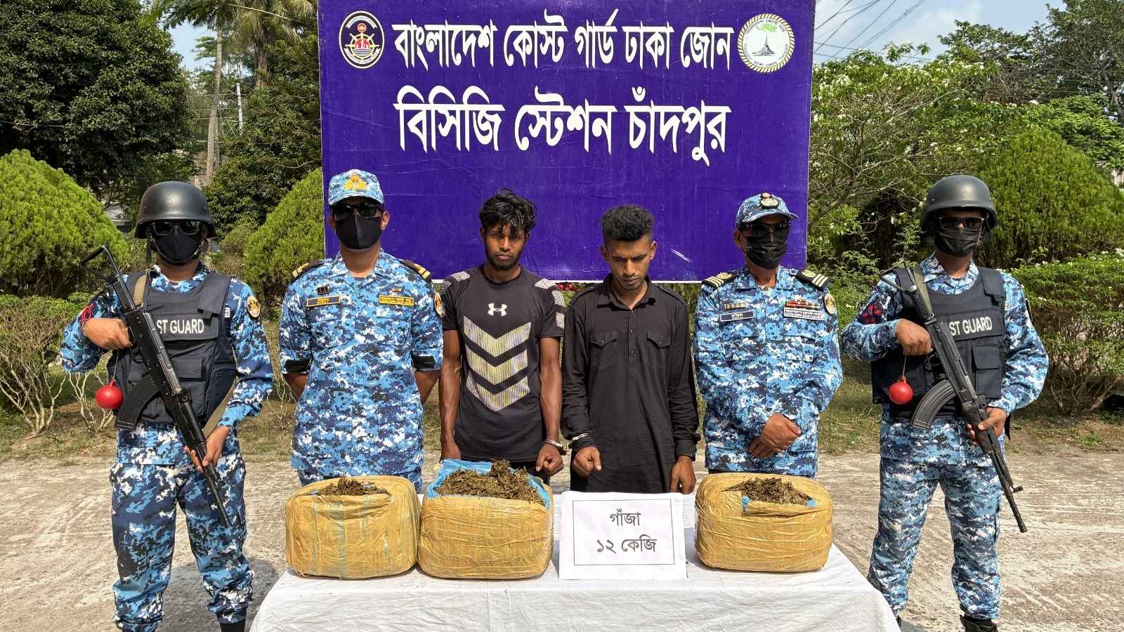 চাঁদপুরে যাত্রীবাহী বোট থেকে মাদকসহ দুই কারবারি আটক