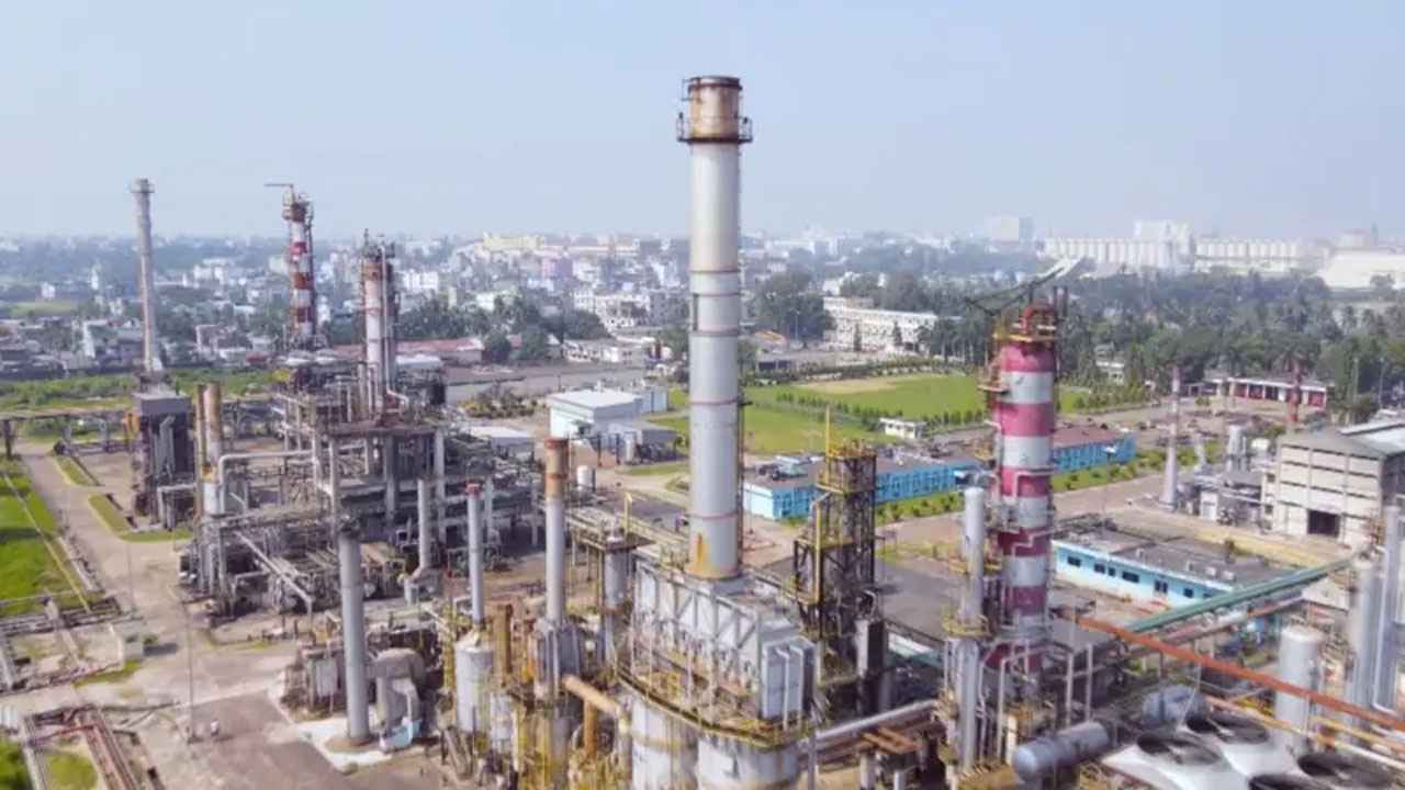 ইস্টার্ন রিফাইনারি তীব্র সংকটে, তেল শোধনাগারটির ভবিষ্যৎ কী?